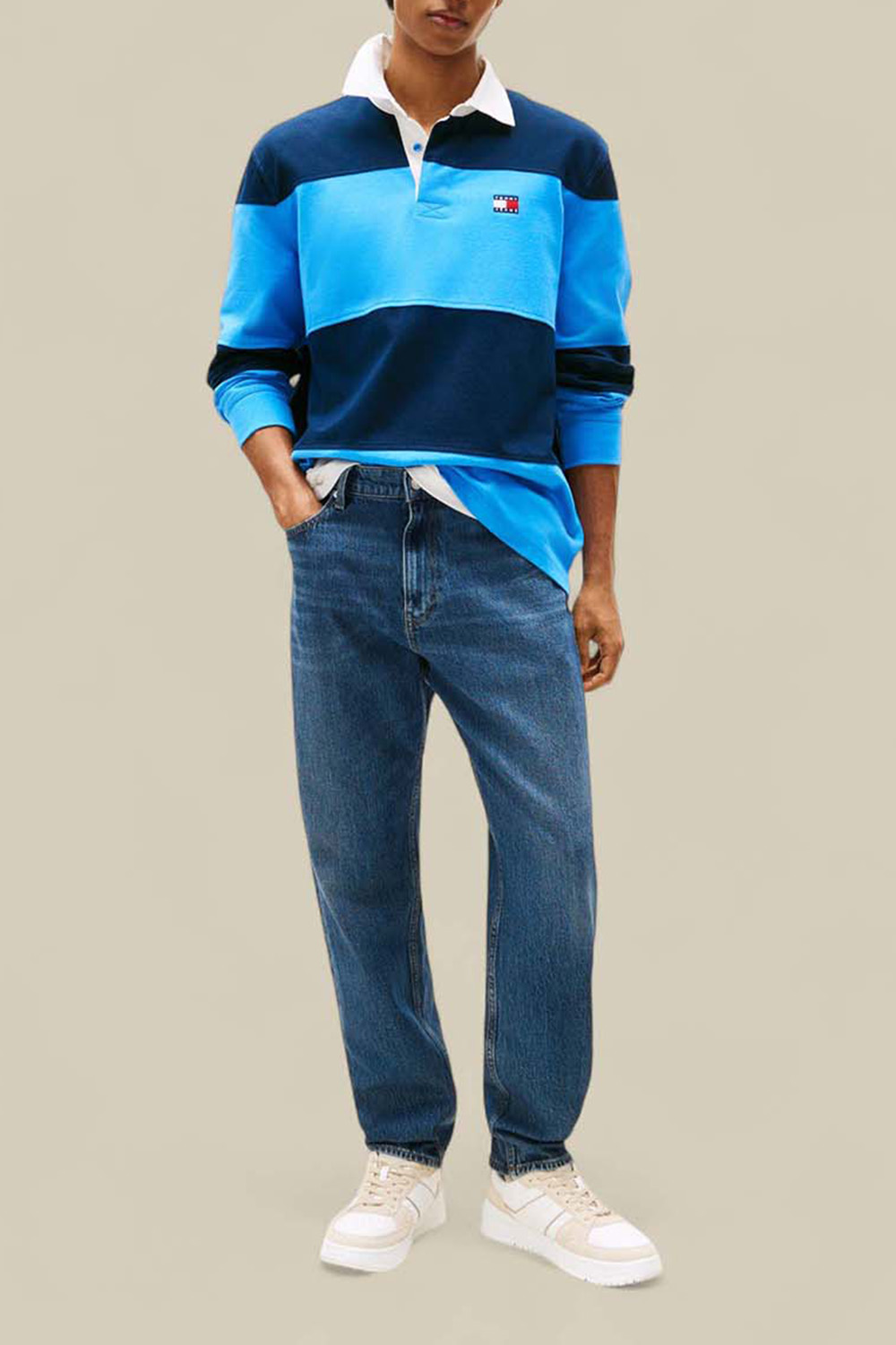 תמונת כל הלוק של מכנסי ג'ינס משוחררים